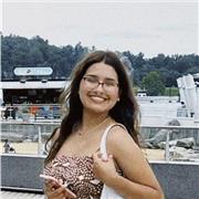 Soy una chica muy alegre y me encanta ayudar a los demás